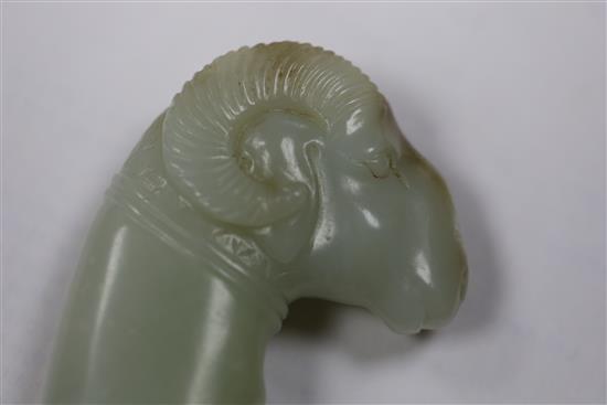 A Mughal jade dagger hilt, 5in.